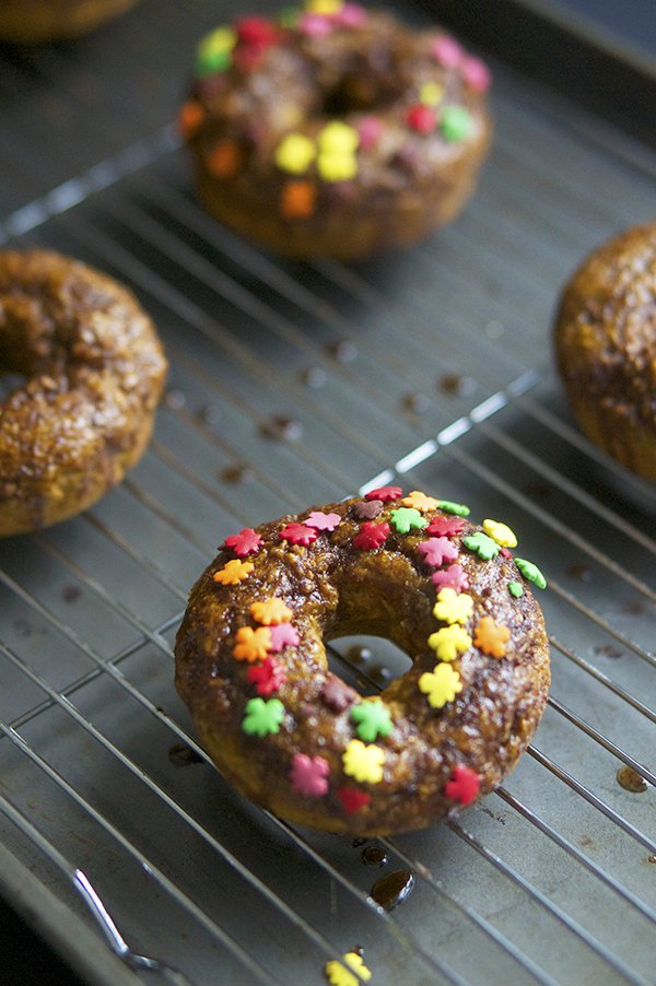 Vegan Pumpkin Spice Baked Donuts via @ExSloth | ExSloth.com