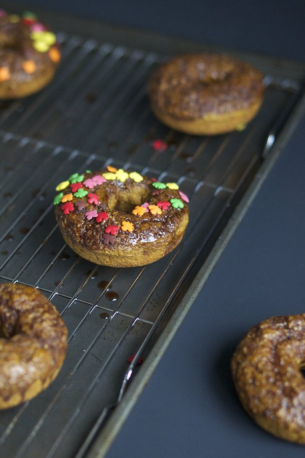 Vegan Pumpkin Spice Baked Donuts via @ExSloth | ExSloth.com