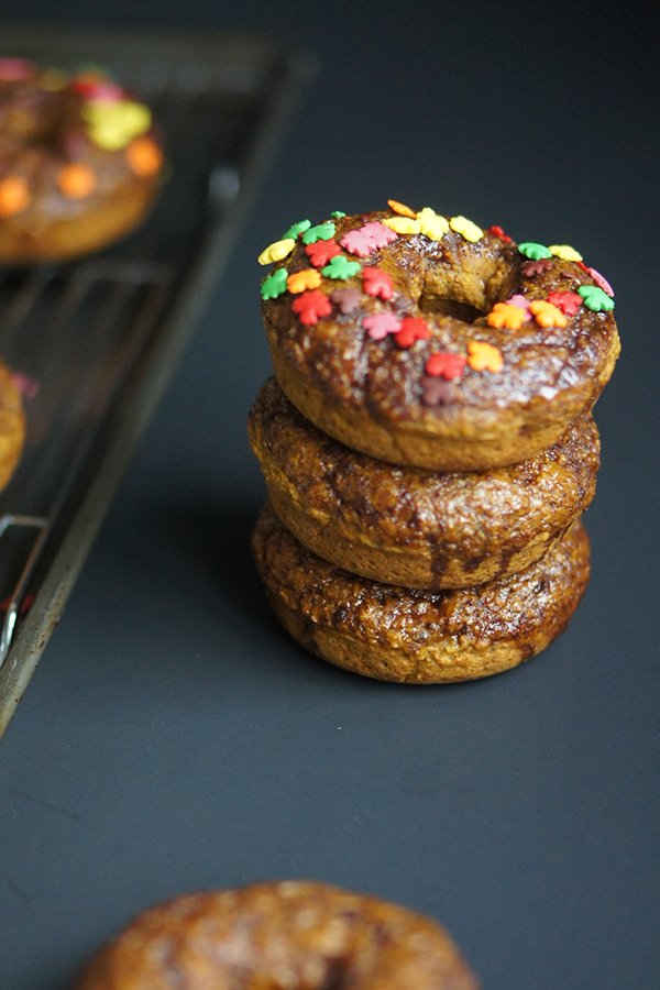 Vegan Pumpkin Spice Baked Donuts via @ExSloth | ExSloth.com