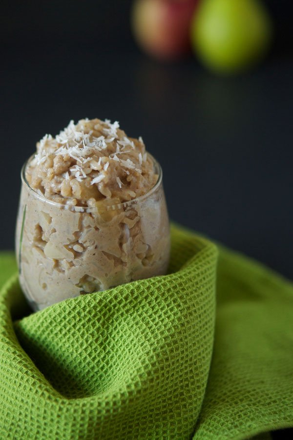 This Spiced Apple & Pear Brown Rice Pudding is vegan, gluten free, and free of refined sugars and is perfect for warming up on cold fall days @ExSloth | ExSloth.com