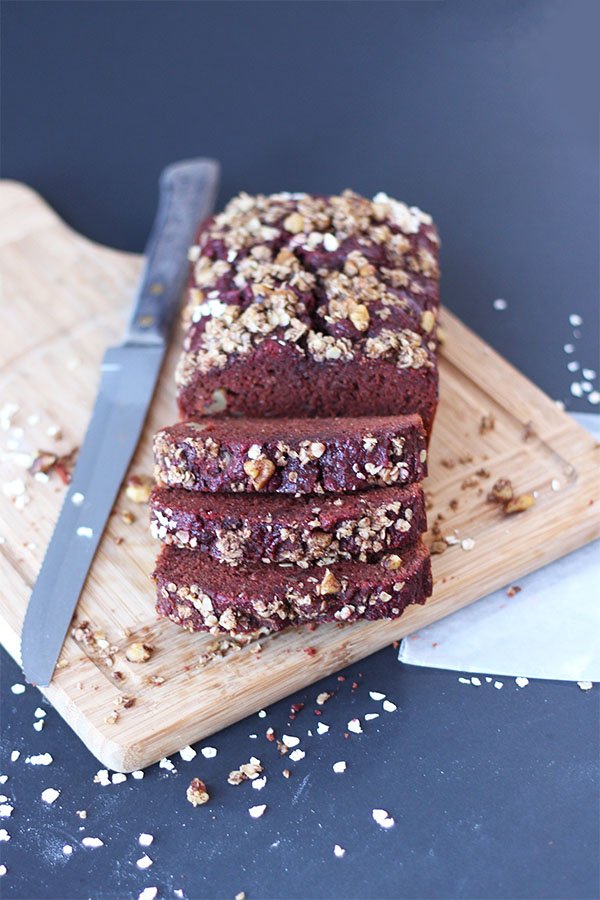 This #dairyfree beet & walnut red velvet loaf is cakey, with no refined sugars and has a crunchy granola-like topping. Perfect for breakfast or a post workout snack via @ExSloth | ExSloth.com