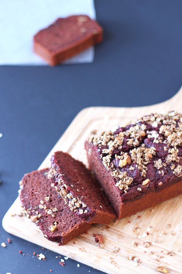 This #dairyfree beet & walnut red velvet loaf is cakey, with no refined sugars and has a crunchy granola-like topping. Perfect for breakfast or a post workout snack via @ExSloth | ExSloth.com
