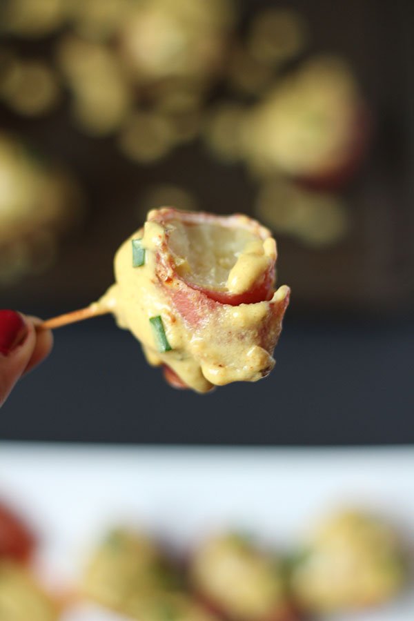 These Dairy-Free Inside Out Loaded Potatoes are crunchy on the outside, creamy on the inside with a little spiciness from the 'cheese' sauce topping. Perfect for last minute dinners and potlucks via @ExSloth | ExSloth.com