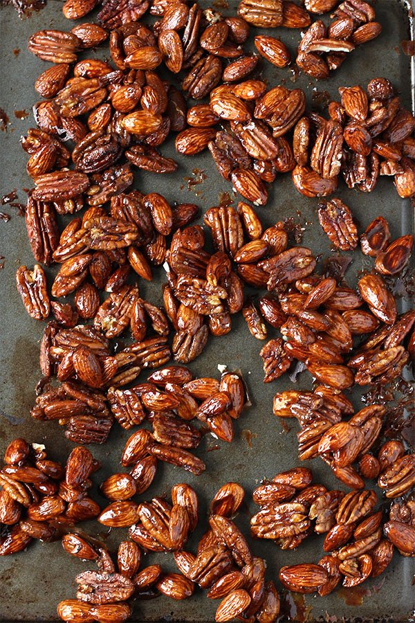 These gingerbread glazed roasted nuts use the traditional sweet and spicy flavour of gingerbread men to give a treat perfect for holiday parties or gifts via @ExSloth | ExSloth.com #Christmas