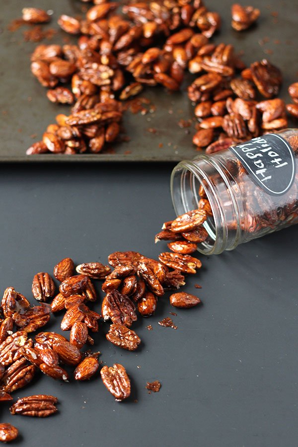 These gingerbread glazed roasted nuts use the traditional sweet and spicy flavour of gingerbread men to give a treat perfect for holiday parties or gifts via @ExSloth | ExSloth.com #Christmas 