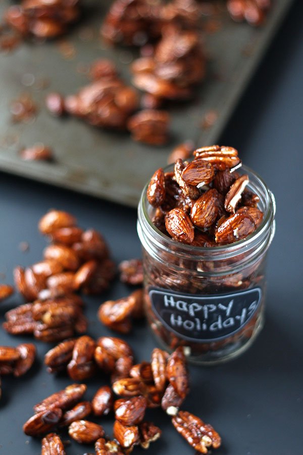 These gingerbread glazed roasted nuts use the traditional sweet and spicy flavour of gingerbread men to give a treat perfect for holiday parties or gifts via @ExSloth | ExSloth.com #Christmas