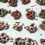 #DairyFree Peppermint Chocolate Covered Pretzels Recipe via @ExSloth | ExSloth.com