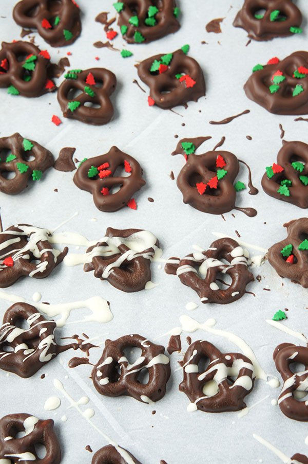 #DairyFree Peppermint Chocolate Covered Pretzels Recipe via @ExSloth | ExSloth.com