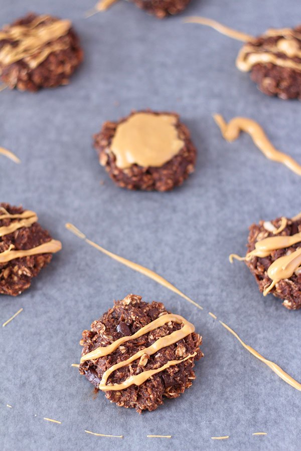These Almond-Chocolate Breakfast Biscuits are crunchy on the outside, soft on the inside, full of fibre and slightly sweet. Perfect for breakfast or a midmorning snack via @ExSloth | ExSloth.com #breakfast #cookies #healthy