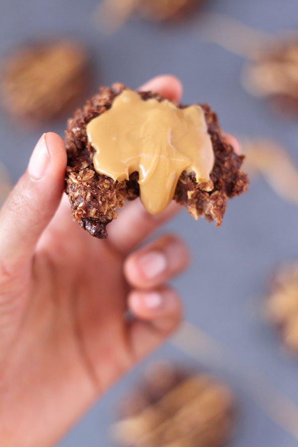 These Almond-Chocolate Breakfast Biscuits are crunchy on the outside, soft on the inside, full of fibre and slightly sweet. Perfect for breakfast or a midmorning snack via @ExSloth | ExSloth.com #breakfast #cookies #healthy