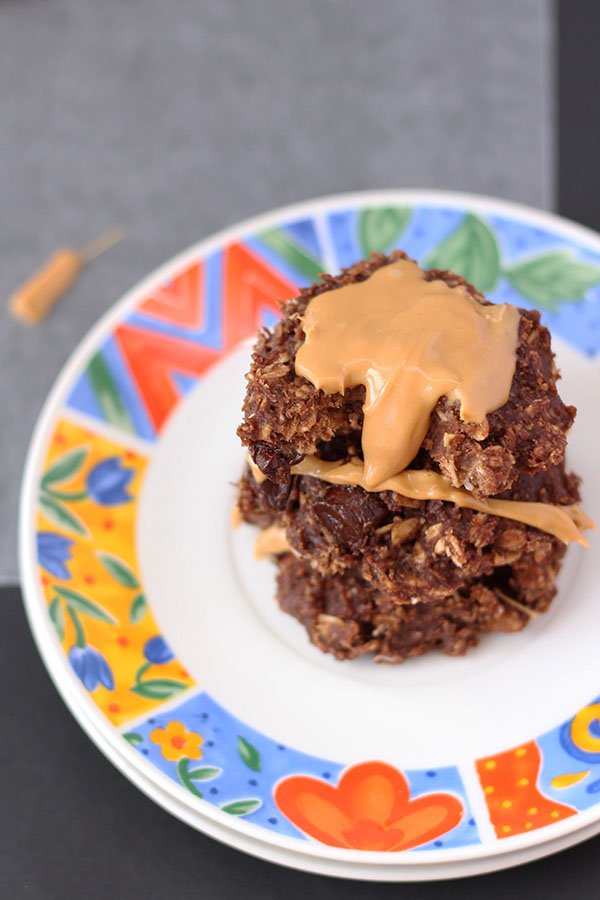 These Almond-Chocolate Breakfast Biscuits are crunchy on the outside, soft on the inside, full of fibre and slightly sweet. Perfect for breakfast or a midmorning snack via @ExSloth | ExSloth.com #breakfast #cookies #healthy