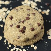 These chocolate chip oatmeal cookies are crispy on the outside and soft on the inside. They're also vegan, gluten-free and ready in under 15 minutes @ExSloth