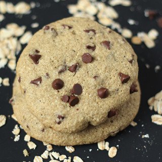 These chocolate chip oatmeal cookies are crispy on the outside and soft on the inside. They're also vegan, gluten-free and ready in under 15 minutes @ExSloth