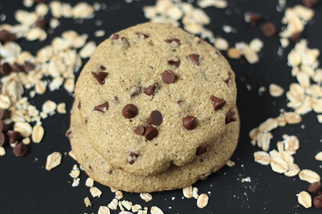 These chocolate chip oatmeal cookies are crispy on the outside and soft on the inside. They're also vegan, gluten-free and ready in under 15 minutes @ExSloth