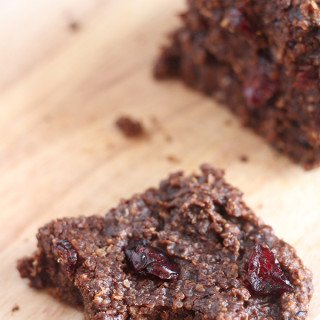 These chocolate cranberry quinoa oat bars are hearty, chewy, chocolatey, sweet, slightly tangy with a bit more protein and fibre than your usual oat bar. @ExSloth