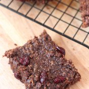 These chocolate cranberry quinoa oat bars are hearty, chewy, chocolatey, sweet, slightly tangy with a bit more protein and fibre than your usual oat bar. @ExSloth