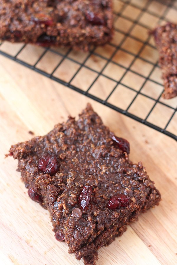 These vegan, gluten free chocolate cranberry quinoa oat bars are hearty, chewy, chocolatey, sweet, slightly tangy with a bit more protein and fibre than your usual oat bar. @ExSloth