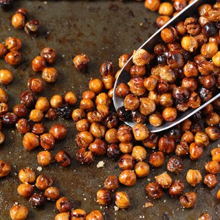 These honey roasted chickpeas are crunchy and sweet with a perfectly caramelized outer layer. All chickpeas deserve to become something this amazing.