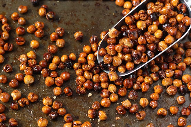 These honey roasted chickpeas are crunchy and sweet with a perfectly caramelized outer layer. All chickpeas deserve to become something this amazing.
