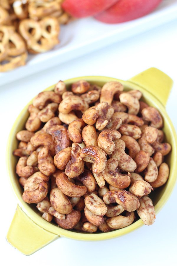 These apple cinnamon roasted cashews are crunchy and slightly sweet and are the perfect combination of the apples and cinnamon, without overpowering the taste of the cashews. via @ExSloth | ExSloth.com