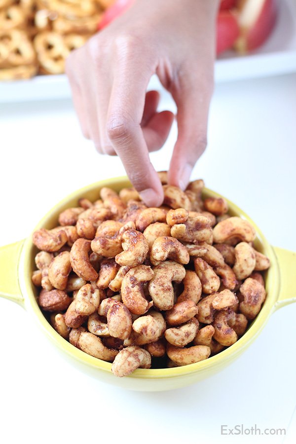 These apple cinnamon roasted cashews are crunchy and slightly sweet and are the perfect combination of the apples and cinnamon, without overpowering the taste of the cashews. via @ExSloth | ExSloth.com