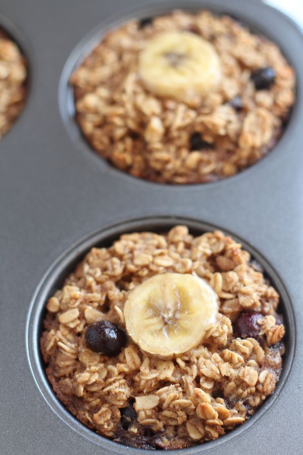 These blueberry banana baked oatmeal cups are soft, chewy, easily customizable and freeze really well. Plus, they're gluten-free, dairy-free and refined sugar free. Perfect for breakfast or brunch via @ExSloth | ExSloth.com 