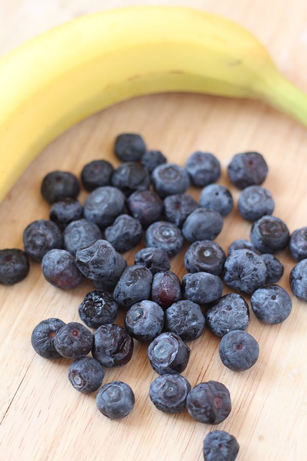 These blueberry banana baked oatmeal cups are soft, chewy, easily customizable and freeze really well. Plus, they're gluten-free, dairy-free and refined sugar free. Perfect for breakfast or brunch via @ExSloth | ExSloth.com 