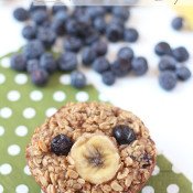 These blueberry banana baked oatmeal cups are soft, chewy, easily customizable and freeze really well. Plus, they're gluten-free, dairy-free and refined sugar free. Perfect for breakfast or brunch via @ExSloth | ExSloth.com