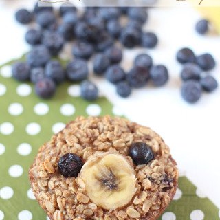These blueberry banana baked oatmeal cups are soft, chewy, easily customizable and freeze really well. Plus, they're gluten-free, dairy-free and refined sugar free. Perfect for breakfast or brunch via @ExSloth | ExSloth.com
