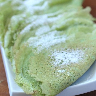 These dairy and gluten free spinach crepes was thin, light, slightly sweet and filled with nutritious spinach. Perfect for St. Patrick's Day @ExSloth | ExSloth.com