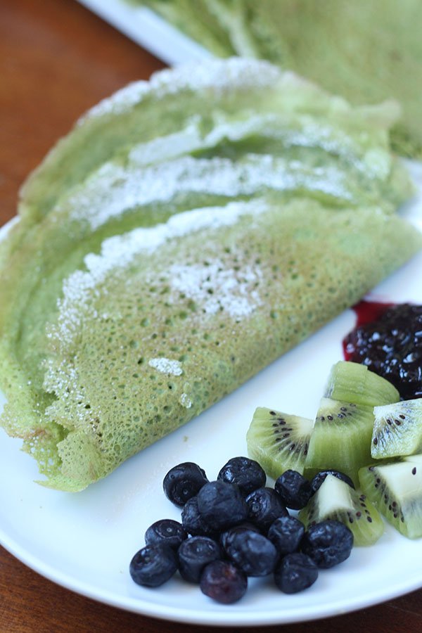 These dairy and gluten free spinach crepes was thin, light, slightly sweet and filled with nutritious spinach. Perfect for St. Patrick's Day @ExSloth | ExSloth.com