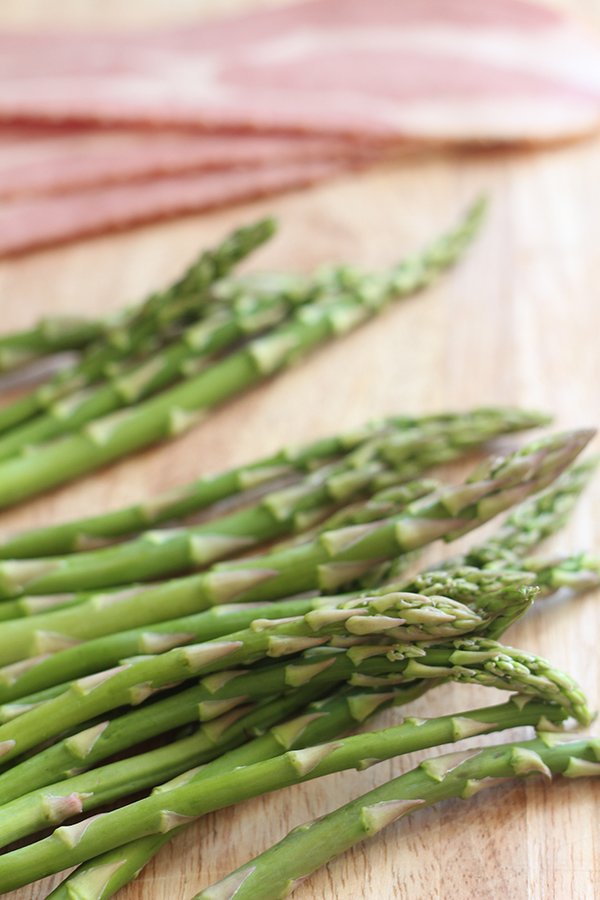 These turkey bacon wrapped asparagus stalks are simultaneously crunchy and tender, salty and sweet and only take 20 minutes in the oven via @ExSloth | ExSloth.com