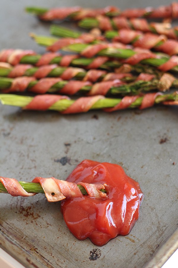 These turkey bacon wrapped asparagus stalks are simultaneously crunchy and tender, salty and sweet and only take 20 minutes in the oven via @ExSloth | ExSloth.com