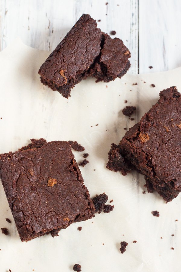 Gluten-free, flourless, vegan gingerbread brownies via ExSloth.com