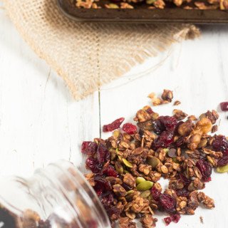 Healthy, Vegan Chocolate Cranberry Granola Recipe via @ExSloth | ExSloth.com
