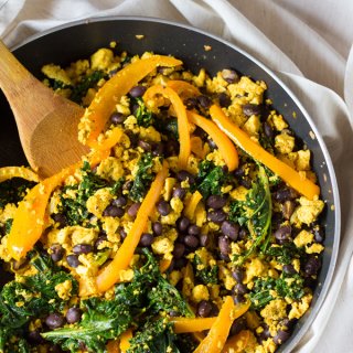 This Easy Black Bean Tofu Scramble is easy to make and filled with plant-based protein. The perfect vegan alternative to scrambled eggs via @Exsloth | ExSloth.com