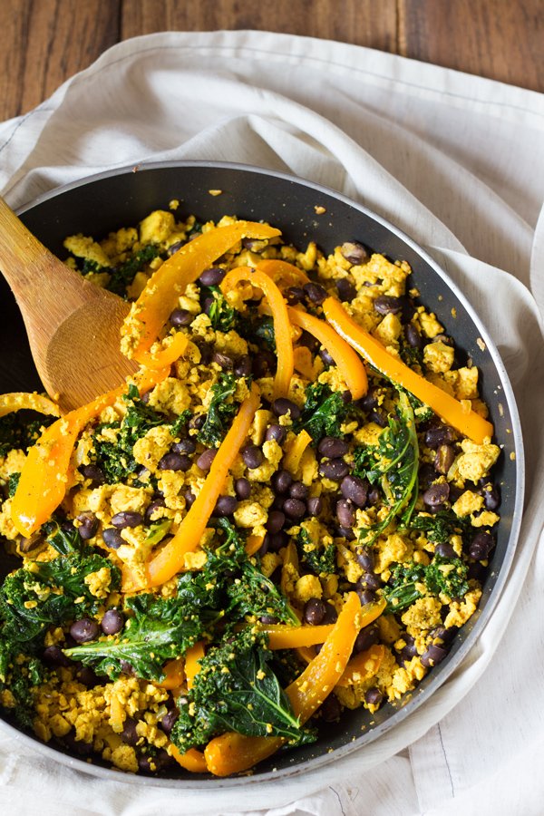 This Easy Black Bean Tofu Scramble is easy to make and filled with plant-based protein. The perfect vegan alternative to scrambled eggs via @Exsloth | ExSloth.com