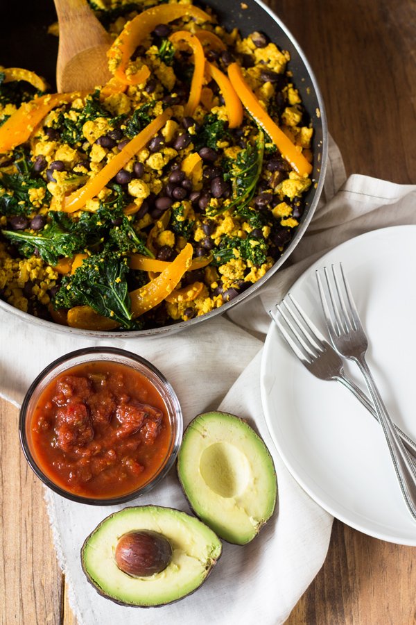 This Easy Black Bean Tofu Scramble is easy to make and filled with plant-based protein. The perfect vegan alternative to scrambled eggs via @Exsloth | ExSloth.com