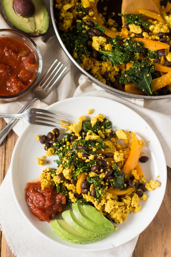 This Easy Black Bean Tofu Scramble is easy to make and filled with plant-based protein. The perfect vegan alternative to scrambled eggs via @Exsloth | ExSloth.com