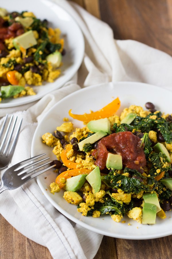 This Easy Black Bean Tofu Scramble is easy to make and filled with plant-based protein. The perfect vegan alternative to scrambled eggs via @Exsloth | ExSloth.com