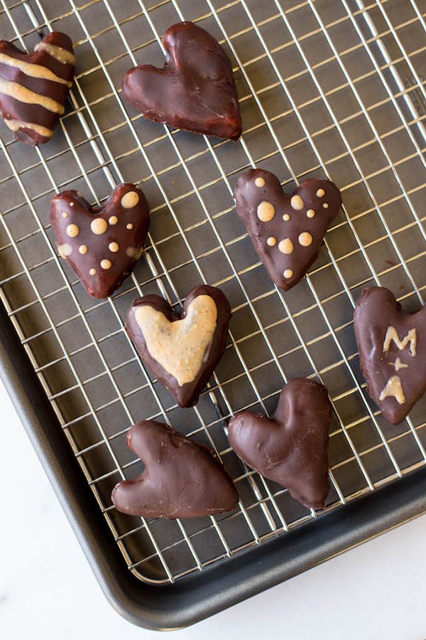 Healthy Peanut Butter Hearts + 4 vegan Valentine's Day Recipes via @ExSloth | ExSloth.com