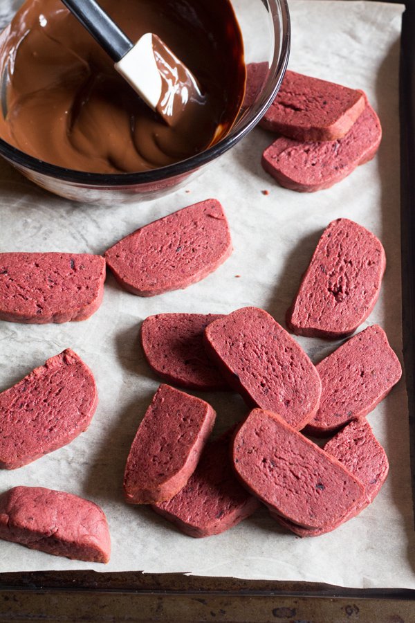Vegan Red Velvet Shortbread Cookies + 4 vegan Valentine's Day Recipes via @ExSloth | ExSloth.com