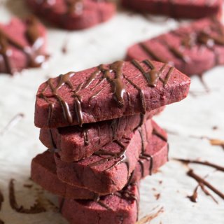 Vegan Red Velvet Shortbread Cookies + 4 vegan Valentine's Day Recipes via @ExSloth | ExSloth.com