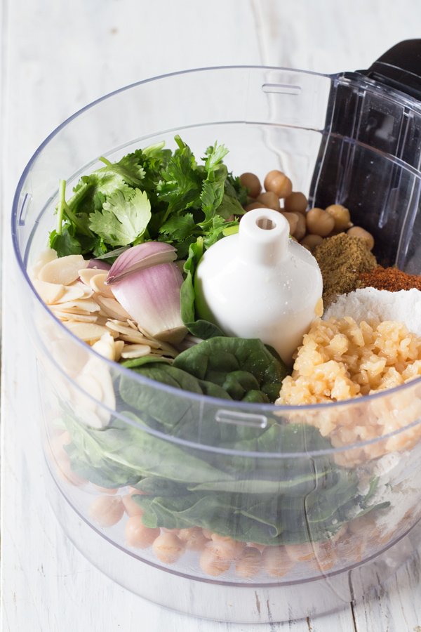 Spinach Almond Falafel Salad with Vegan Garlic Mayo Dressing via @ExSloth | ExSloth.com