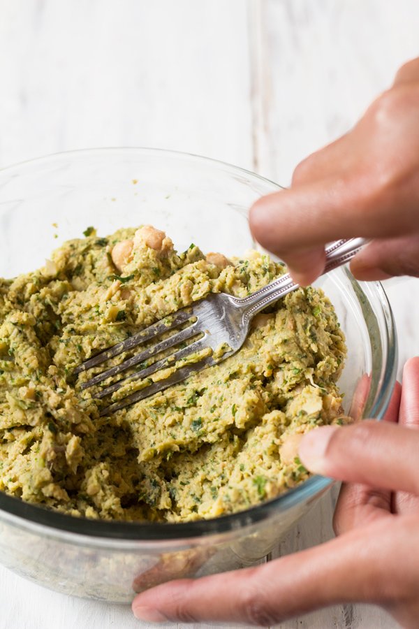 Spinach Almond Falafel Salad with Vegan Garlic Mayo Dressing via @ExSloth | ExSloth.com