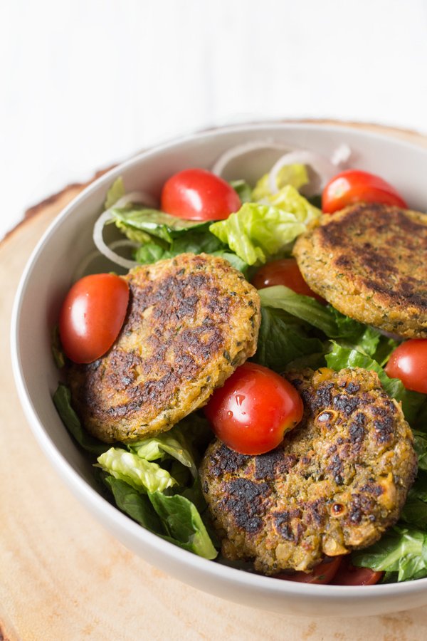 Spinach Almond Falafel Salad with Vegan Garlic Mayo Dressing via @ExSloth | ExSloth.com