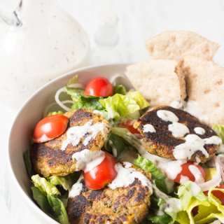 Spinach Almond Falafel Salad with Vegan Garlic Mayo Dressing via @ExSloth | ExSloth.com