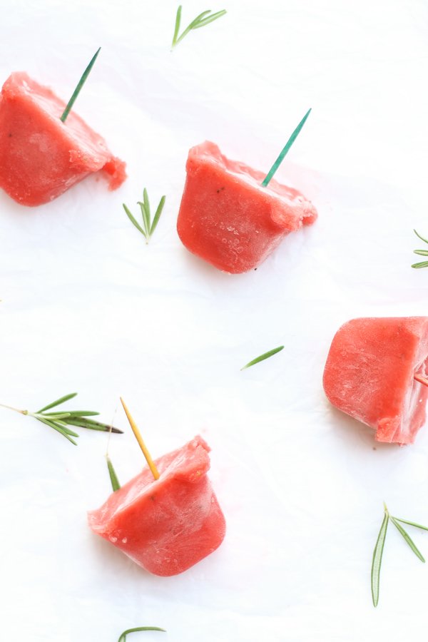 Quick and easy healthy snack: fruit and rosemary popsicles via @ExSloth | ExSloth.com