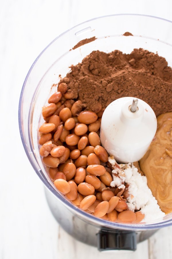 These vegan pinto bean brownies are moist, chewy and choked full of protein. They're also super rich and chocolatey without being overwhelmingly sweet. @ExSloth | ExSloth.com