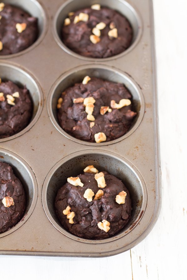 These vegan pinto bean brownies are moist, chewy and choked full of protein. They're also super rich and chocolatey without being overwhelmingly sweet. @ExSloth | ExSloth.com